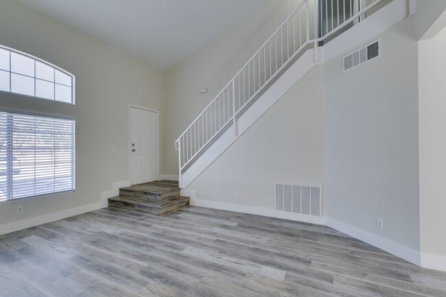 Building Photo - Stylish 2-Bedroom Townhome in Henderson!