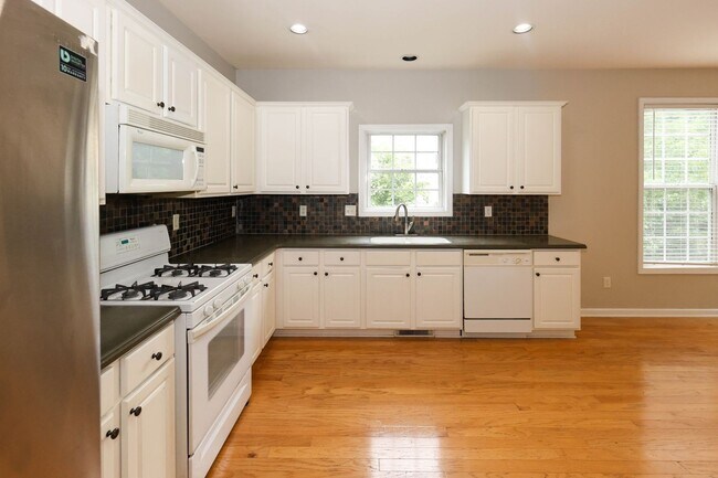 Building Photo - 2895 Haynes Club Cir SW