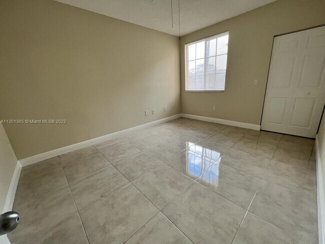 Building Photo - 2400 E Preserve Way