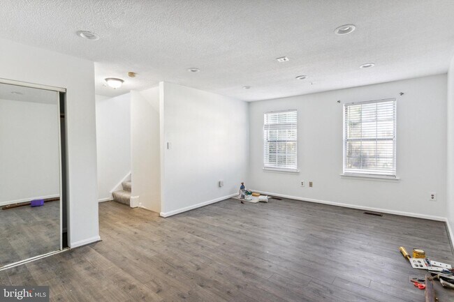 Building Photo - Amazing Opportunity to Rent this beautiful...