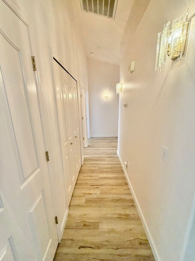 Building Photo - 498 N 300 W
