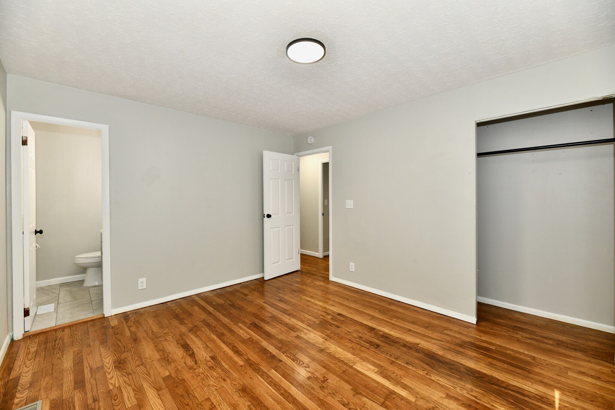 Building Photo - 5831 Suburban Dr