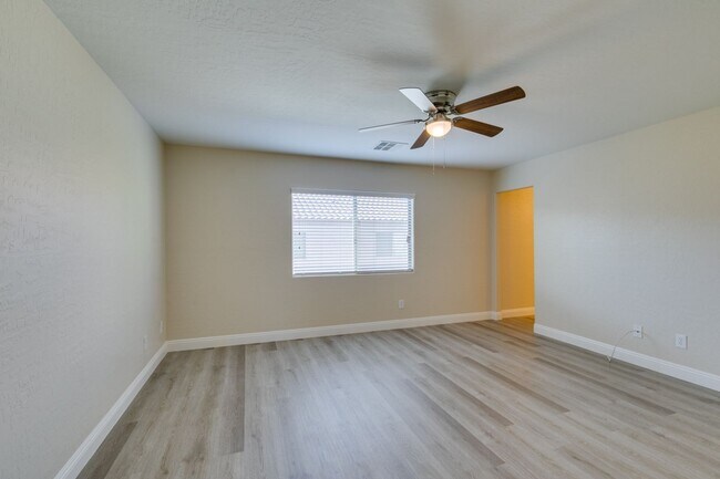 Building Photo - Upgraded spacious 4bedroom home near Mountains Edge!