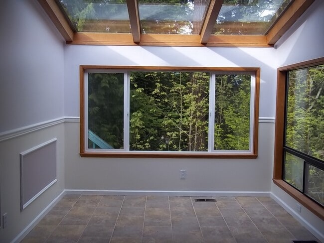 Building Photo - Bellevue Home with Some Nice Upgrades and ...