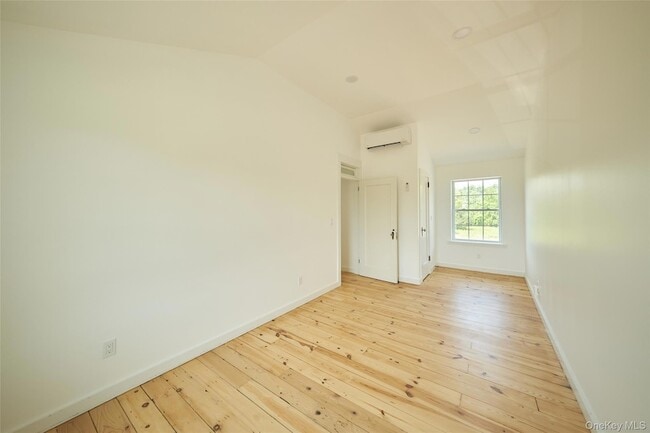 Building Photo - 5728 209