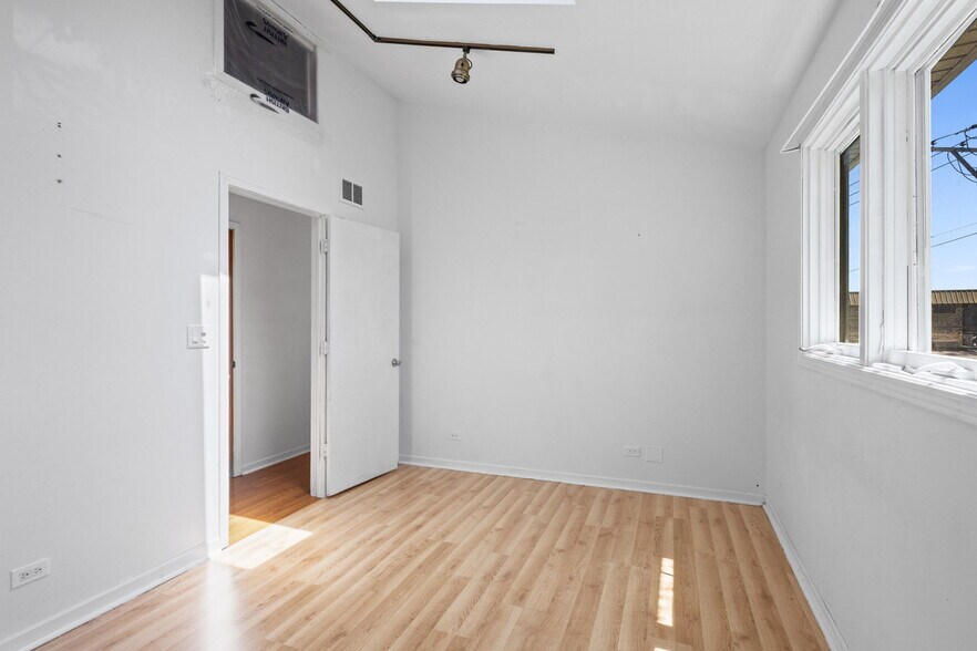 Building Photo - 5230 S Lockwood Ave