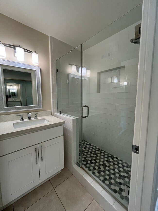 Building Photo - Lovely Home with 3 bedrooms, 2 bath plus o...