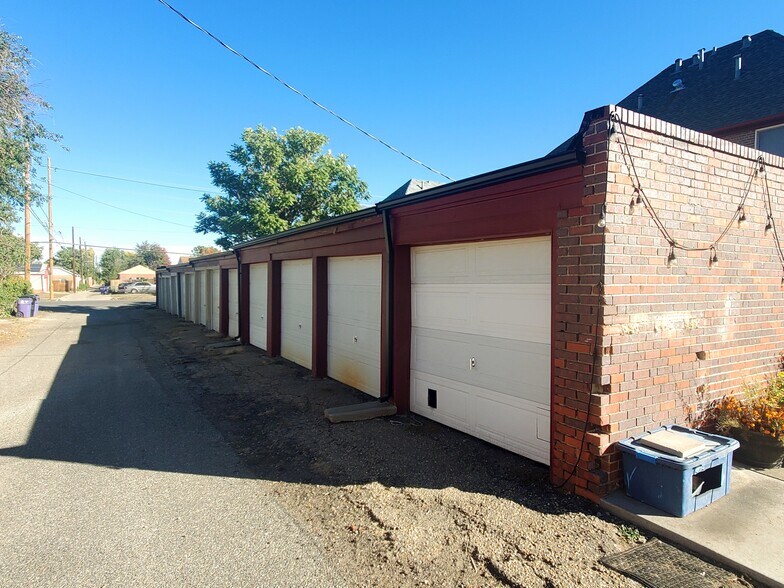 garages - 3335 N Harrison St
