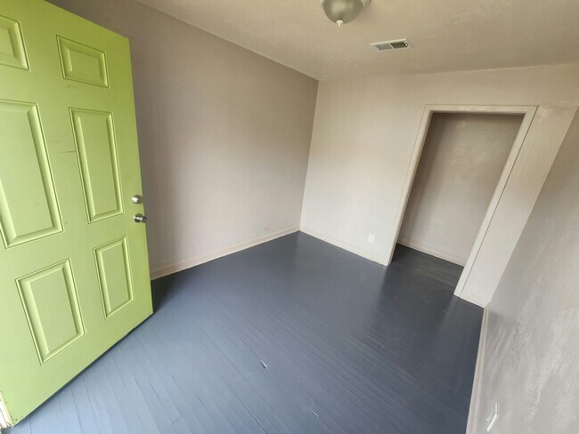 Building Photo - 1250 Estelle St