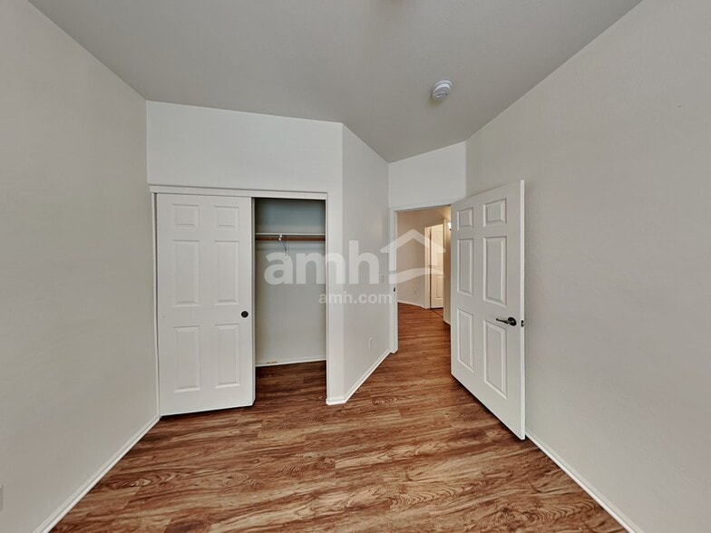 Building Photo - 1509 S 123rd Dr