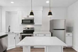 Building Photo - 1 Bedroom 1 Bath Unit Available