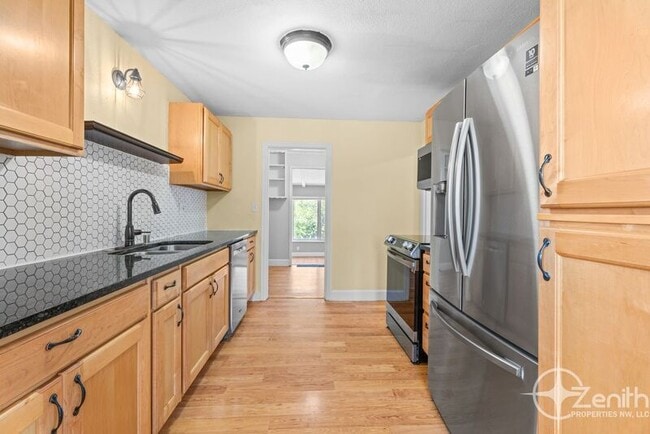 Building Photo - 427 I St
