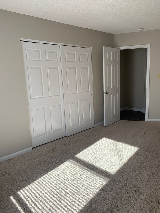 Building Photo - Cozy Living on a quiet cul de sac.