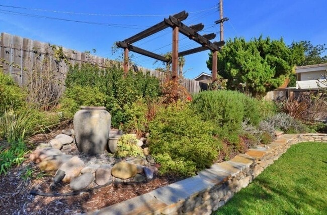 Building Photo - Centrally Located 3BD/2.5BA Home Available in West Clairemont!