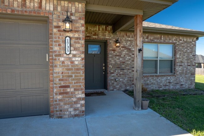 Building Photo - Spacious 3 bed 2 bath in Pea Ridge