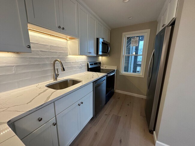 Building Photo - Water Views! On the Beach - In unit Free L...