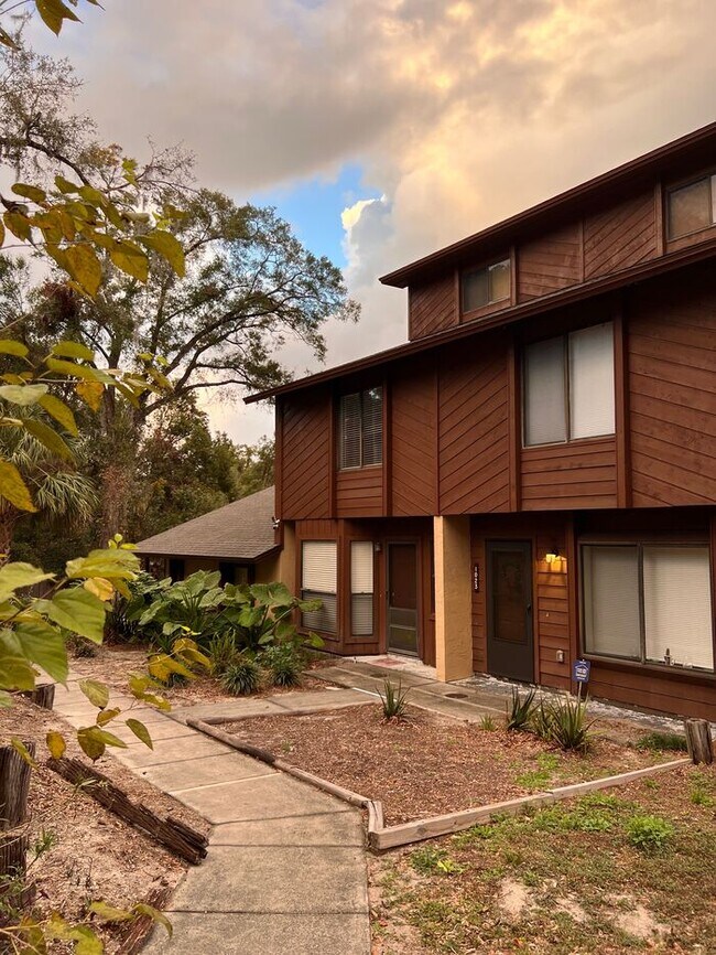 Building Photo - Beautifully updated 2 bedroom 2 1/2 baths ...