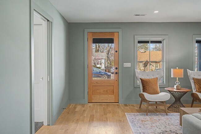 Building Photo - Stunning 5BR/3.5BA historic home located near Hillsboro Village!