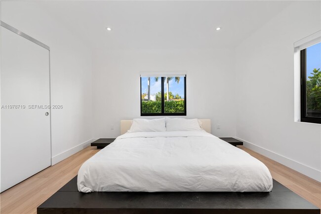 Building Photo - 900 W 47th Ct