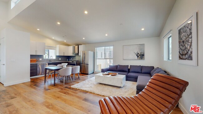 Building Photo - 547 N W Knoll Dr