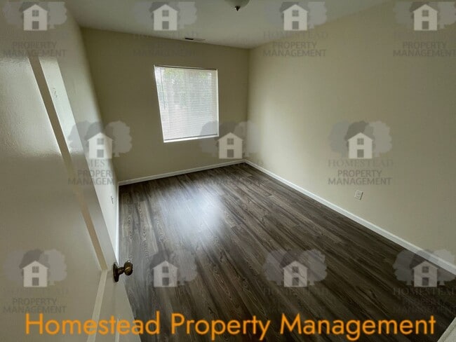 Building Photo - Welcome home! Outstanding Salem location!
