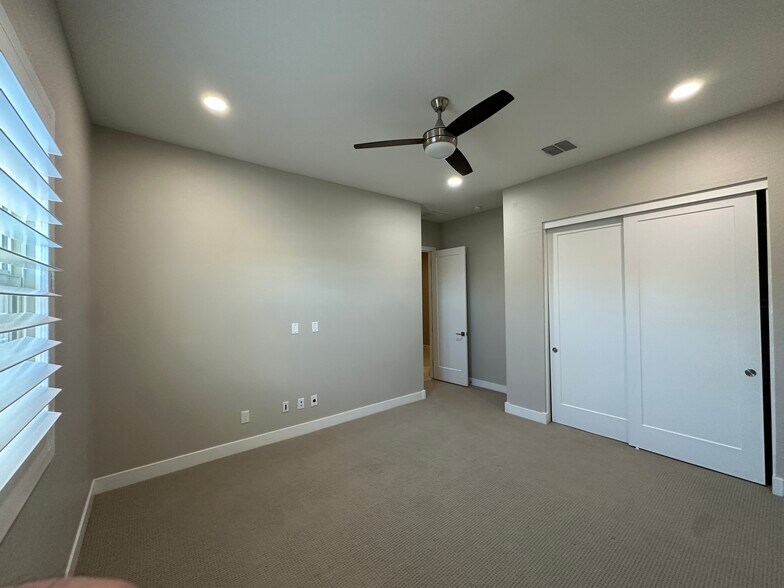 Building Photo - 1140 E Cherrywood Pl