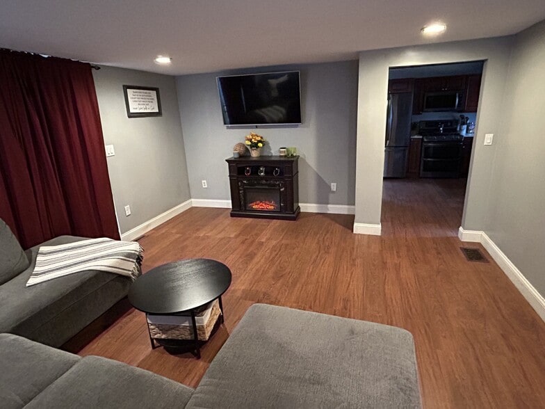 Building Photo - 36 Buttonwood Rd