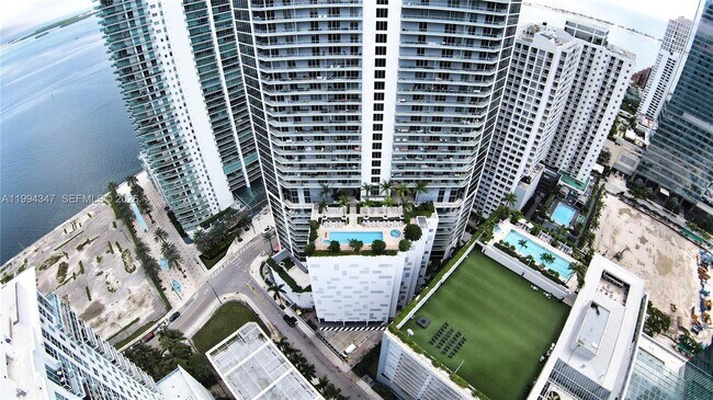 Building Photo - 1300 Brickell Bay Dr