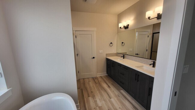 Building Photo - 4 BR/2.5 BA Single-Level home at Trailside