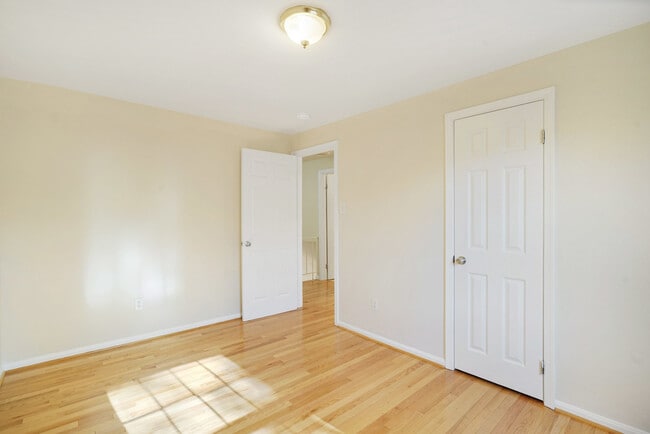 Building Photo - 4339 Cedarlake Ct