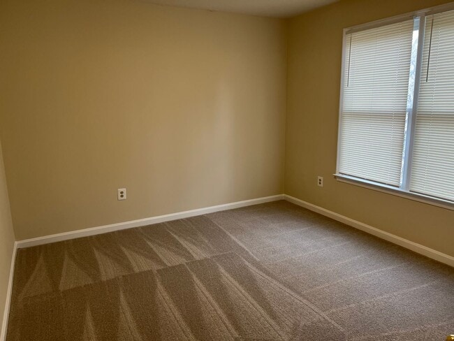 Building Photo - Spacious and Gracious, Close to EVERYTHING!