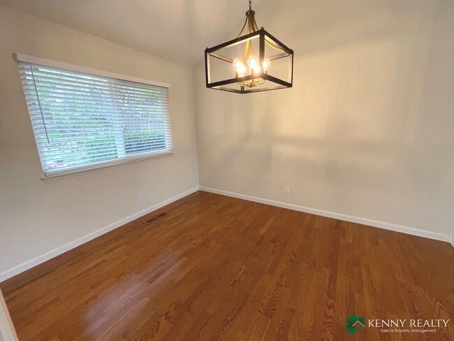 Building Photo - Large 3 Bedroom, 2.5 Bathroom, Great Neigh...