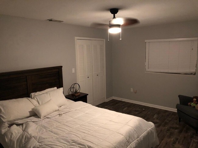 Building Photo - 5516 Sedgefield St