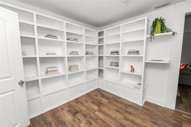 Building Photo - 1250 Mitchell St