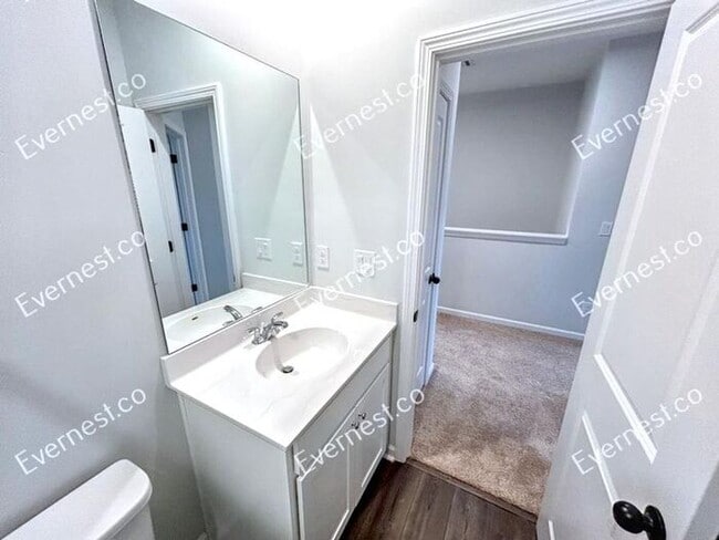 Building Photo - Spacious & Bright 3-Bedroom Townhome with ...