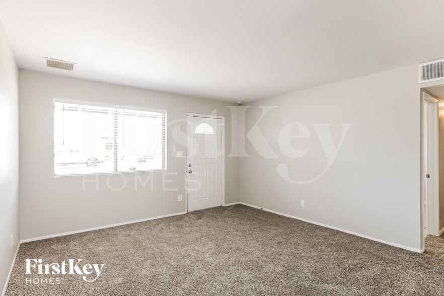 Building Photo - 2114 W Sunnyside Ave