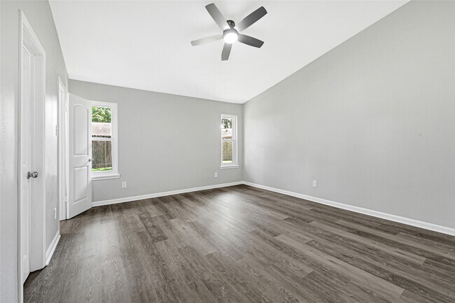 Building Photo - 7410 Woodoak Dr