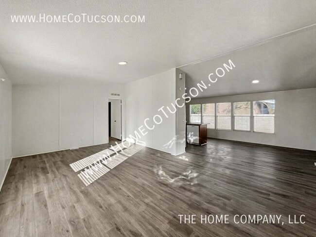 Building Photo - 5717 S Stewart Blvd