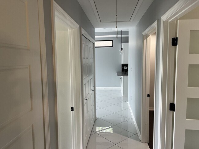 Building Photo - 606 E 23rd St