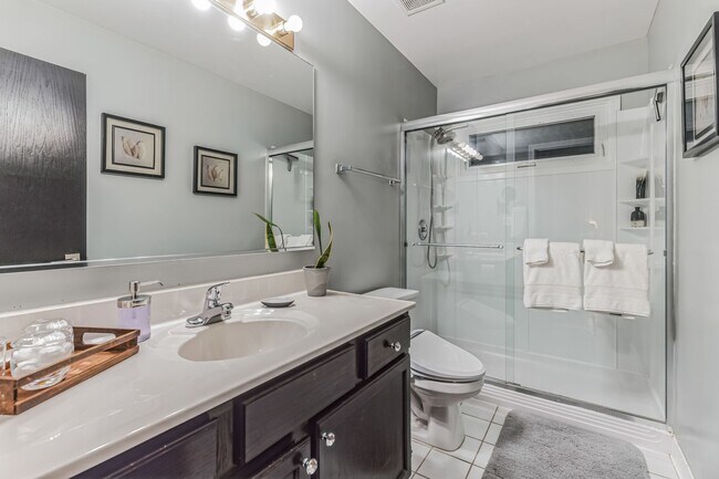 Building Photo - Fully Furnished 4 Bedroom 2.5 bathroom home in Bloomingdale