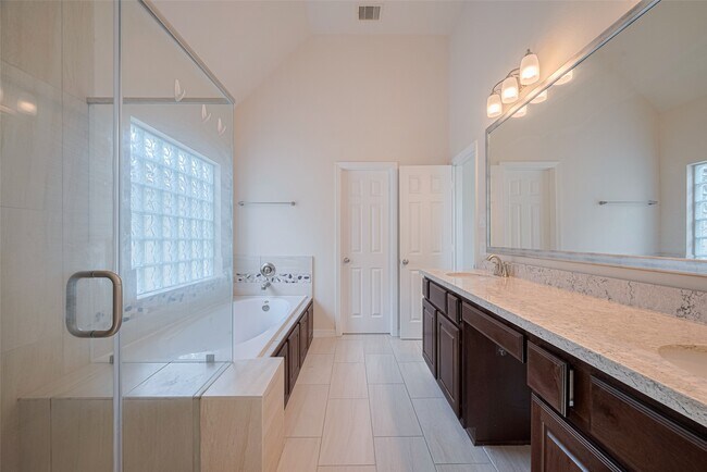 Building Photo - 10004 Spring Shadows Park Cir