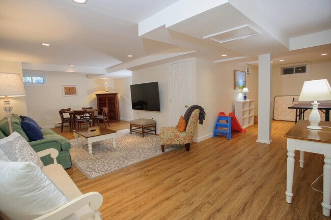 Building Photo - 13 N Meadow Ln