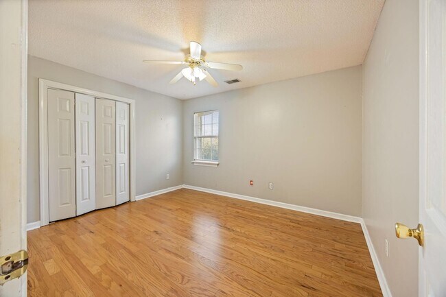 Building Photo - 1114 Rivershyre Dr