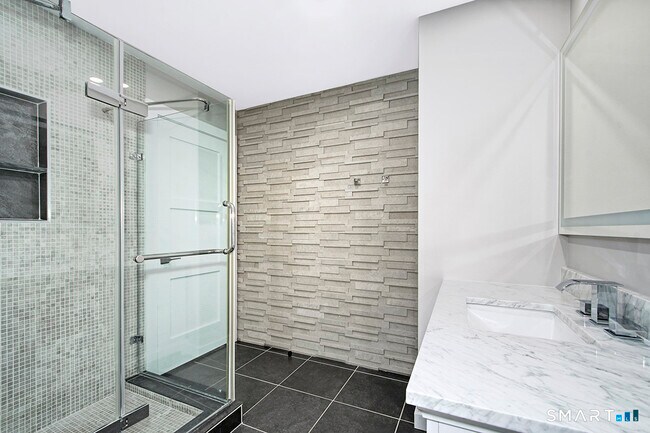 Building Photo - 17 Ferry Ln