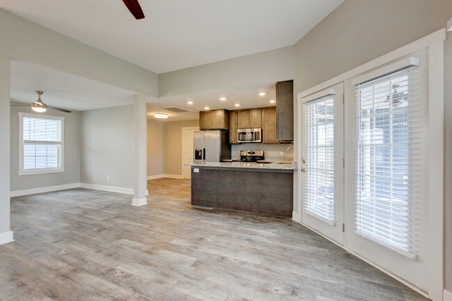 Building Photo - 127 Riverbend Dr