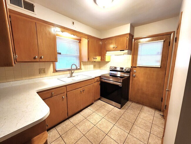 Primary Photo - DG - 4520-4522 N 84th Street