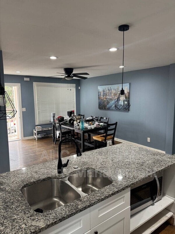 Building Photo - 656 Cedar Ave NW