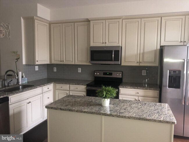 Building Photo - 1728 Lantern Mews