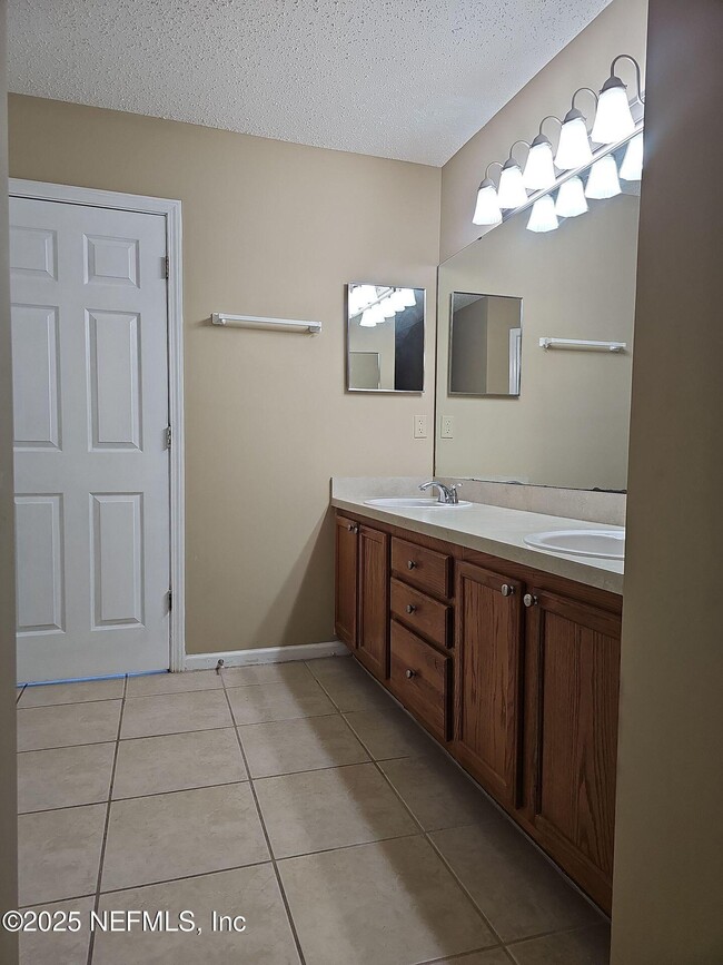 Building Photo - 1971 Belhaven Dr