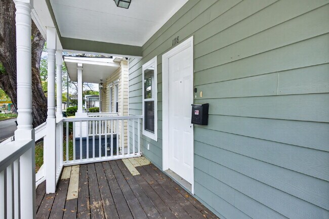 Building Photo - Cozy bungalow close to everything